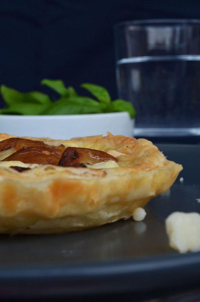 Ziegenkäsetarte mit karamellisiertem Knoblauch - The Culinary Trial