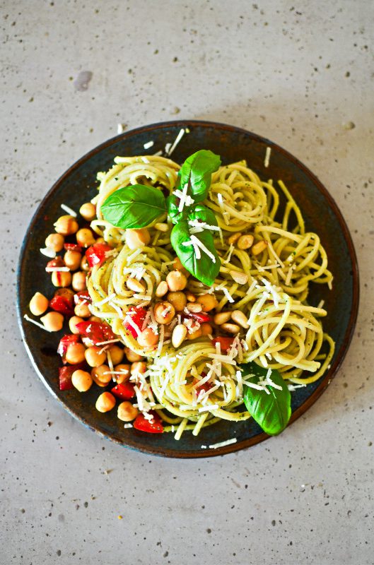 Pasta mit Pesto und Kichererbsen-Tomaten-Salat - The Culinary Trial