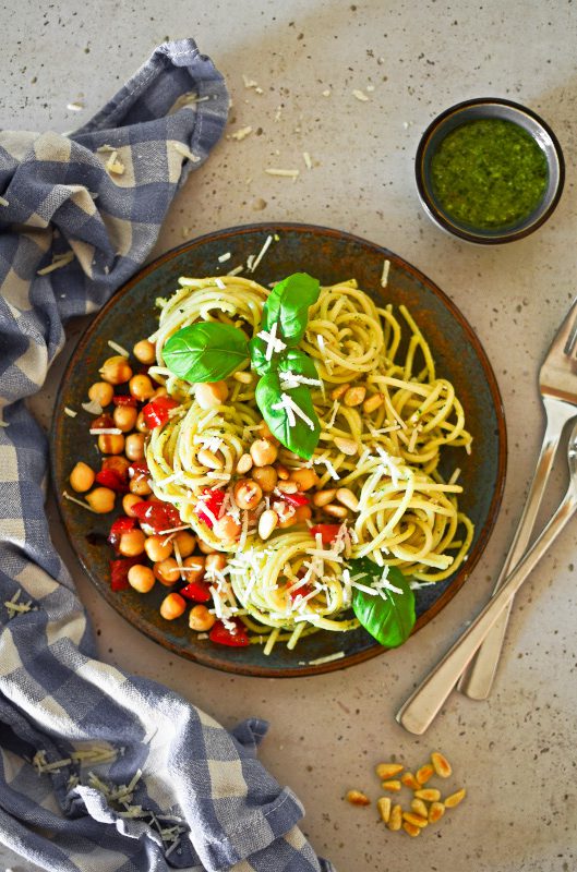 Pasta mit Pesto und Kichererbsen-Tomaten-Salat - The Culinary Trial